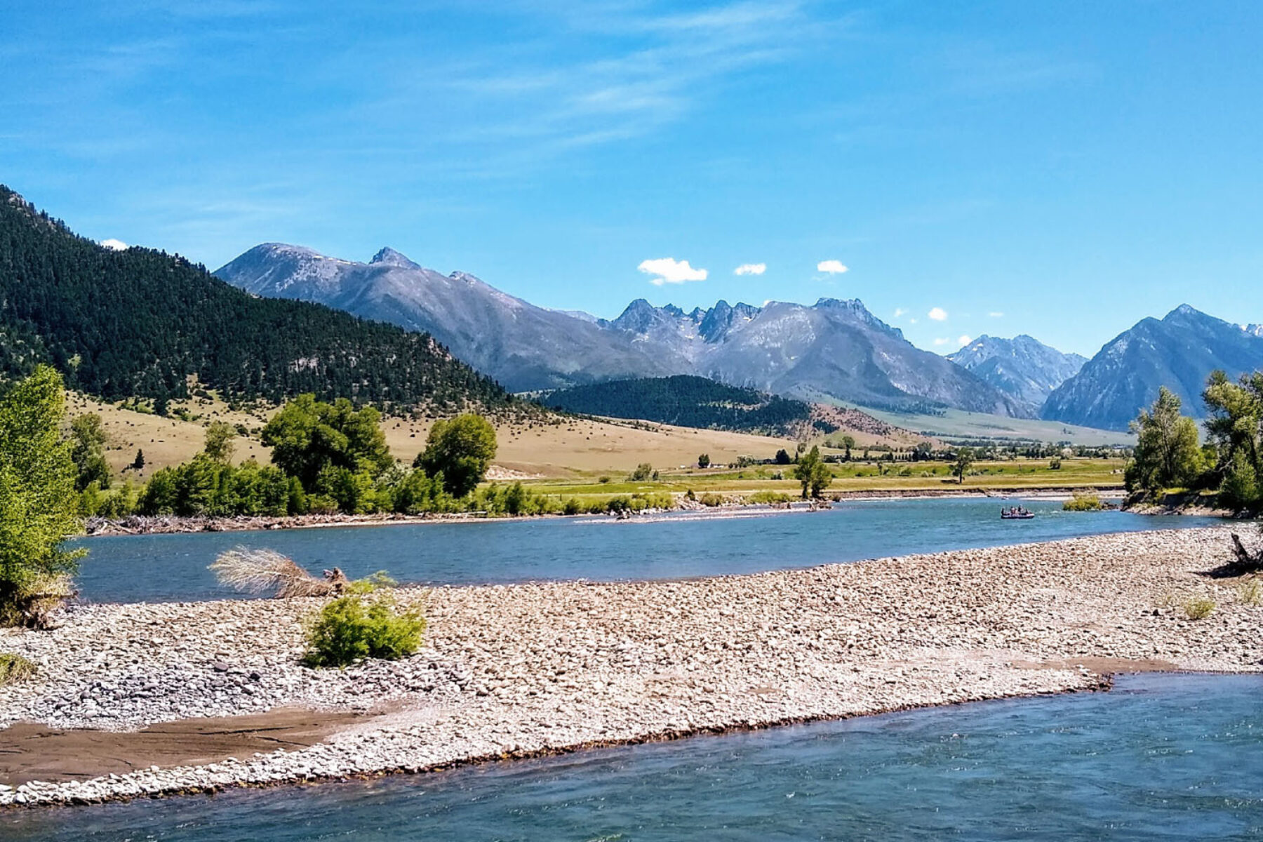 https://visit-belgrade.s3.amazonaws.com/Blog-Images/Scenic-Drive/Visit-Belgrade-blog-Scenic-Drives-in-Montana-for-a-Relaxed-Montana-Day-in-Belgrade_Paradise-Valley.jpg
